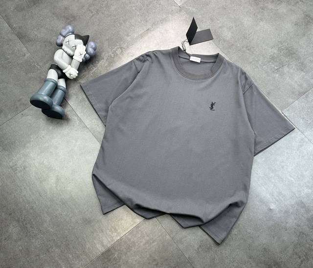潮牌圣罗兰Ysl Saint Laurent Ethereal Gray新款高级灰短袖T恤 作为奢潮品牌中的元老级代表，这款高级灰的小标刺绣短袖简直让人欲罢不能
