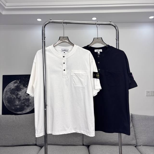 stone Island石头岛徽章棉质短袖T恤 甄选250克32支紧密纺双纱纯棉面料 质感厚实但是透气性良好 原版一致细腻印花 整件衣服垂坠感非常好 落肩的版型