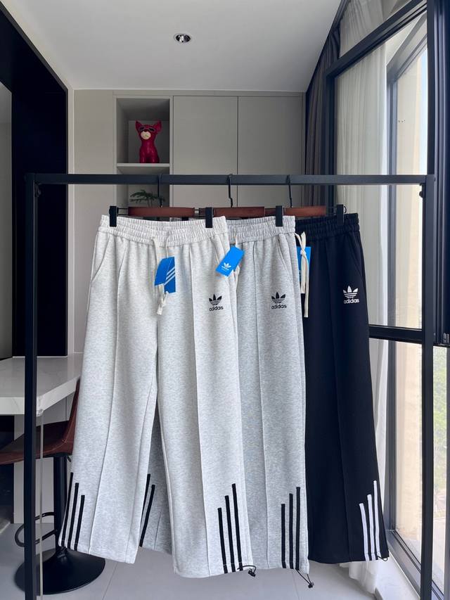 三叶草裤脚三条杠卫裤 阿迪达斯三叶草Adidas裤脚三条杠卫裤直筒裤阔腿裤休闲裤运动裤，一裤两穿，可直筒可束脚，高街潮流痞帅风 版型优秀 能衬托腿型 保持舒适的