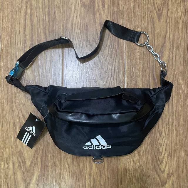 adidas阿迪达斯高品质金属扣牛津材质单肩包斜挎包腰包 颜色：黑色 尺寸：38X18X14Cm 014