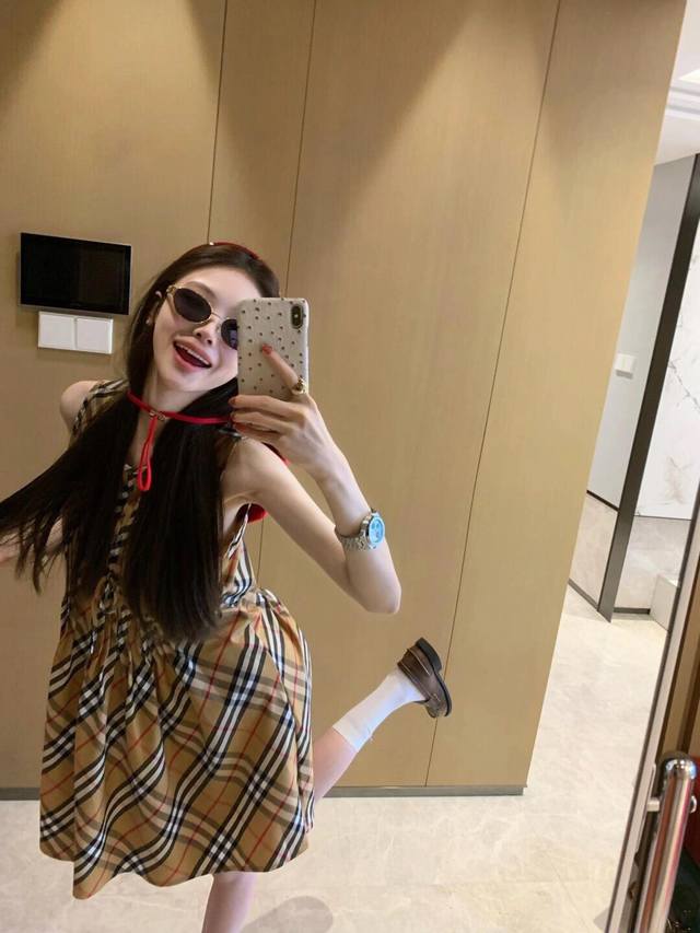 上新 Bbr 巴宝莉 定制卡其格纹无袖减龄连衣裙 女孩福音来哇～ B家经典格纹元素 是那种艺术系学姐的气质感 复古又文艺 明媚且张扬！ 颜色：卡其 码数：Sml
