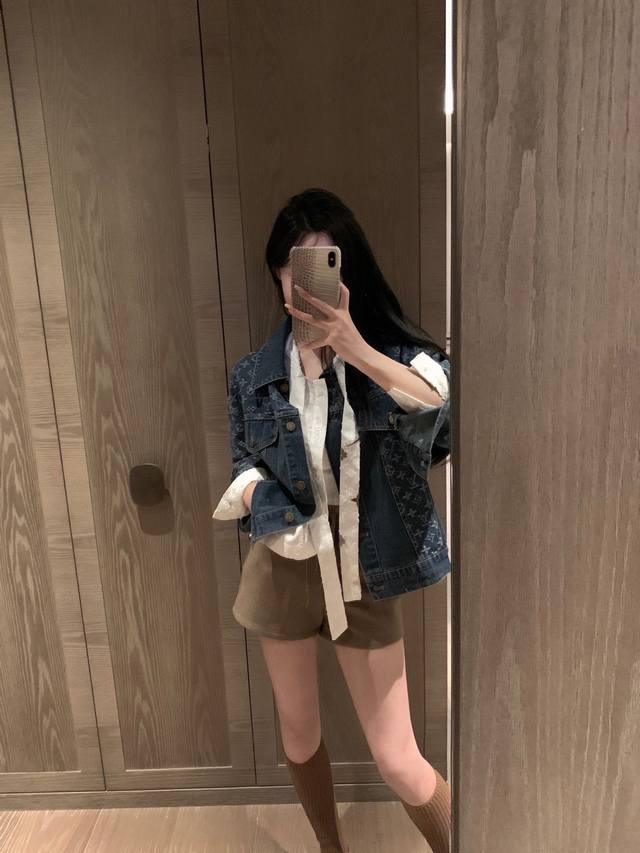 上新 Lv 驴 25Ss新款老花字母撞色牛仔外套 衣柜必不可少的牛仔衣 这款版型不会过于宽大 上身显瘦干练 老花字母配上刺绣和皮牌 更显时尚贵气 颜色：蓝色 码