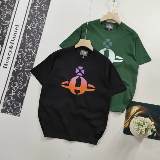 尺码Xs-L爆款推荐 Vivienne West Wood西太后薇薇安土星渐变印花短袖T恤 2025年顶流爆款 无需多言 独家款式请勿抄袭 抄袭必究~ 25年的