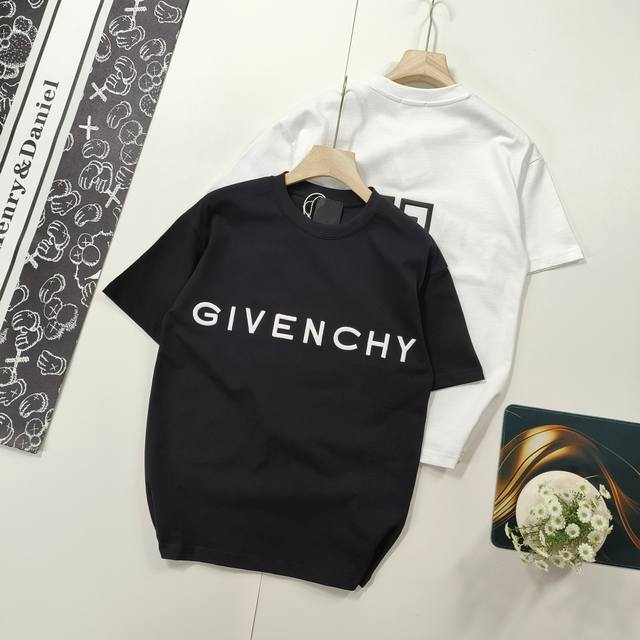 尺码S-Xl最高版本 Givenchy纪梵希2025Ss新品夏季经典大爆款前后立体突绣Logo图案短袖T恤 官网同步，专柜纯棉面料！贴肤舒适，耐看又好穿，经典简