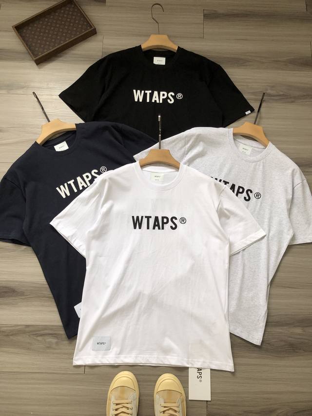 wtaps 四色字母Logo刺绣 男女款圆领短袖半袖T恤. 颜色：白色 灰色 藏青黑色. 尺码：S M L Xl. 材质：原版定织定染250G32支精梳棉. 工