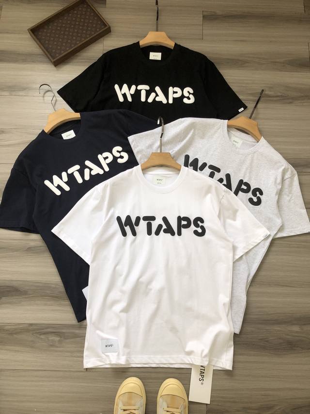 wtaps 四色字母Logo发泡印花 男女款圆领短袖半袖T恤. 颜色：白色 灰色 藏青黑色. 尺码：S M L Xl. 材质：原版定织定染250G32支精梳棉.