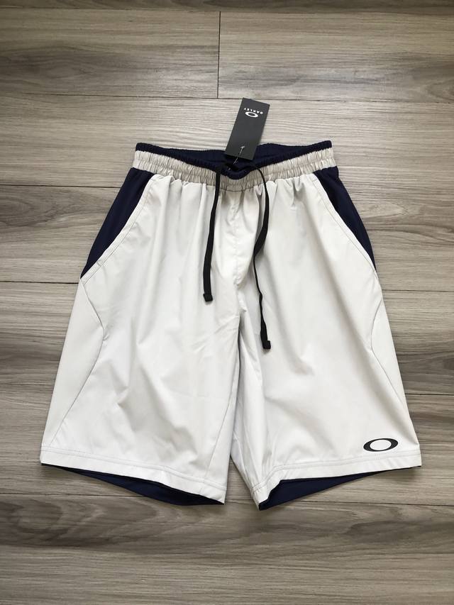 oakley丨欧克利 Performancehybrid 徽标Logo印花 男女款防晒透气散热速干机能短裤五分裤. 颜色：水泥灰. 面料：透气散热速干面料. 工