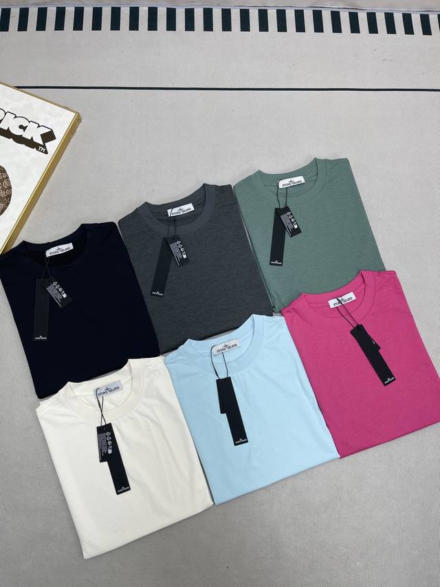 stone Island 石头岛阔版落肩糖果色T恤户外速干勋章短袖 甄选品质 实拍可见 面料采用高品质户外速干面料 面料上身舒服 当季必备 版型超正 拒绝臃肿