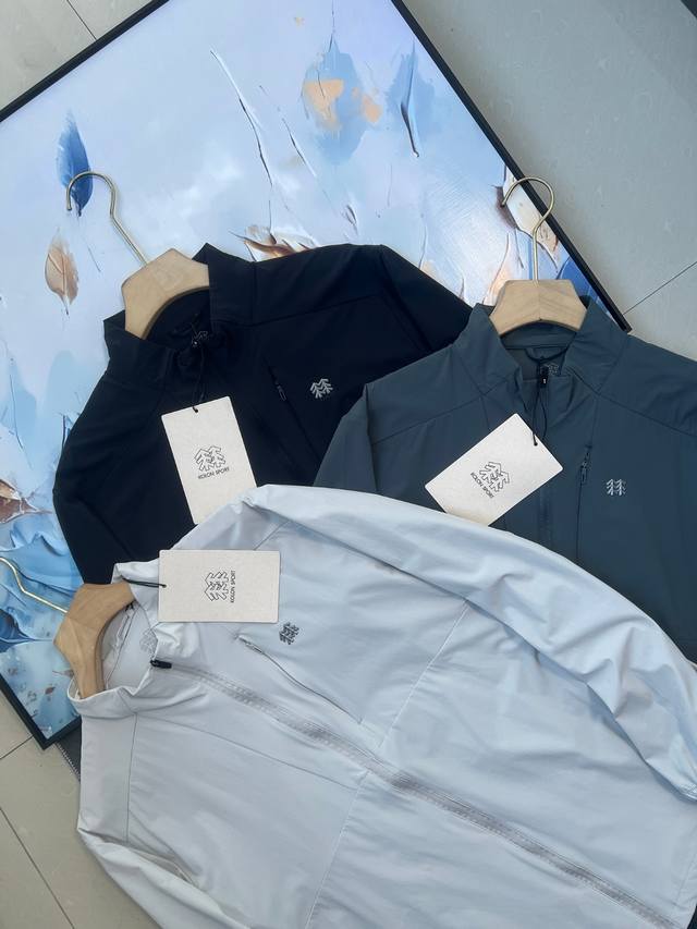 kolon Sport 专柜同款在售1390+！男女情侣款立领防晒衣 Upf80+ 采用功能性专业户外防晒型针织材料 88的锦纶和12的氨纶有非常好的弹性和防水