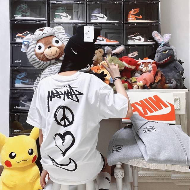 耐克Nike X 斯图西Stussy 爱心联名涂鸦情侣短袖 穿上就是舒适自在 减龄又显瘦的存在，慵懒而随性，结合干净简单的色系就特别耐看，适合日常穿着～复古标识