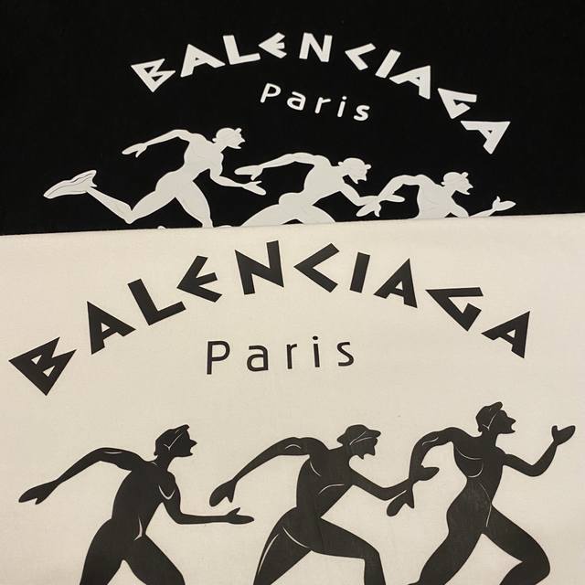巴黎世家Balenciaga马拉松跑步图案Logo印花宽松圆领情侣款短袖 情侣同款 定织定染一致260G纯棉双纱面料 同缸零色差领口螺纹 四针六线工艺 面料舒适