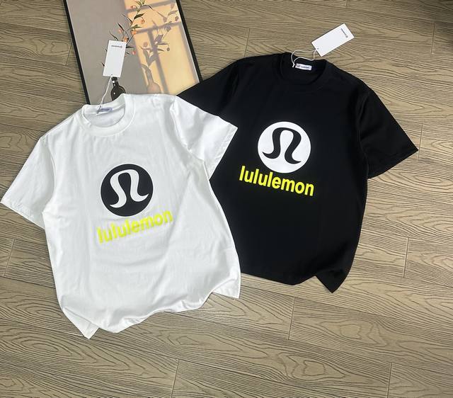 lululemon 24Ss春夏新款 字母拼色图案硅胶印花男女同款圆领纯棉短袖T恤 宽松版，面料330G全棉精梳棉！！！ 颜色： 黑色-白色 尺码M-L- Xl