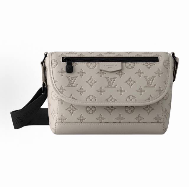 louis Vuitton Pulse 邮差包 路易威登 Lv 专柜最新款灰色压花单肩 差包，顶级品质，配专柜折叠礼盒包装。本款Pluse邮差包以Monogra