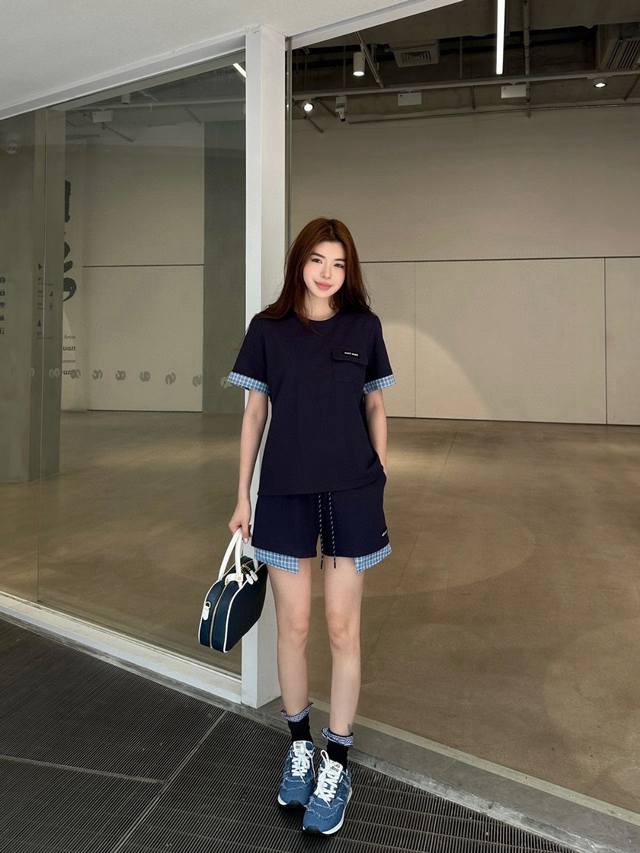 miumiu缪缪定制字母小标格纹拼接圆领短袖上衣抽绳松紧腰短裤休闲运动套装 款号：25670704155 颜色：白色 蓝色 尺码：Sml S码80-95斤 M码