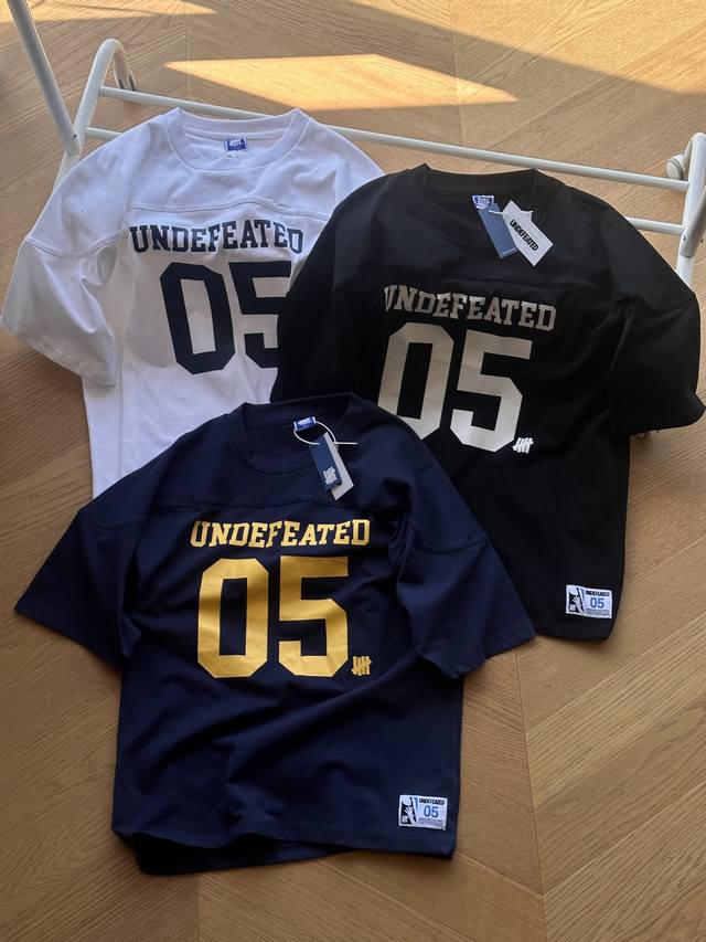 供 Undefeated五条杠 胸口05 落肩宽松短袖Tee 黑色 白色 藏青 S~Xl 原版260G全棉双纱面料定染同色螺纹，胸前数码直喷印花。前后胸立体裁剪
