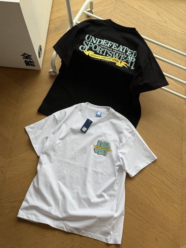 供 Undefeated五条杠官方夏季新品美式复古运动休闲短袖Tee 白色 黑色 S~Xl 原版240G纯棉双纱面料，预缩处理，胸口五道杠Logo印花，后背彩色