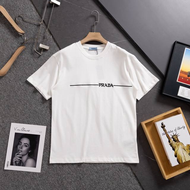 盒子10元 Prada 普拉达 260克圆领短袖T恤 拼色领口刺绣字母小标Logo 官方同步 高版本 高品质 时尚个性 百搭潮流 纯原品质 原版面料 吊牌 领标