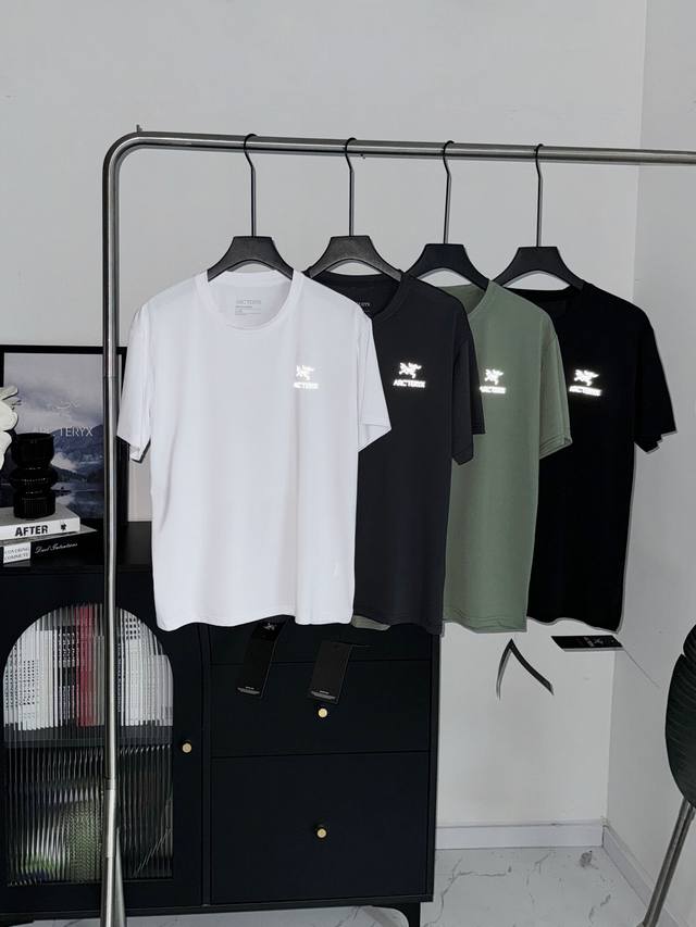 arcteryx 始祖鸟反光速干冰丝短袖T恤 夏季徒步往往耗费时间长且需应对变化多端的温度。轻薄款短袖衬衫，吸湿排汗，且十分柔软舒适。可迅速干燥。修身款式便于叠