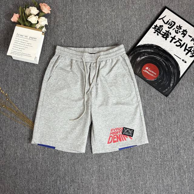 evisu 福神 笔刷式大M短裤卫裤 男女同款， 大M印花极具个性，出门不怕撞衫。 纯棉毛圈厚实面料，上身效果宽松休闲， 笔刷式的大M印花极具个性，出门不怕撞衫