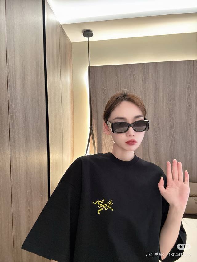 品名：始祖鸟 Arc'teryx 24Ss 新款后背字母印花男女同款圆领纯棉短袖T恤 版型；宽松版 面料：330G全棉精梳棉 颜色： 黑色 尺码M-L- Xl