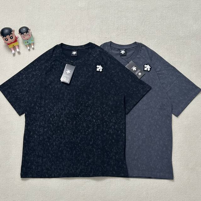 dec迪桑特 夏季速干抗皱飘花圆领T恤 独家款式 实拍图！ 经典Toyobo面料制成的短袖Polo衫 采用吸湿性极佳的专业运动面料动感珠地，布表面呈疏孔状，有如