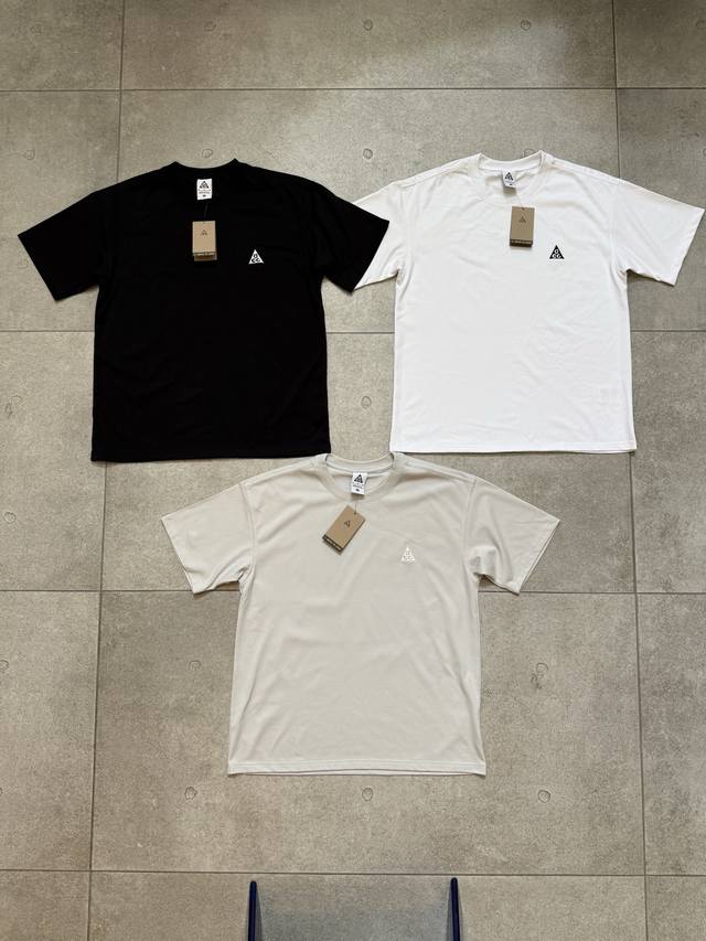 顶级版本 原厂品质Nike Acg纯色小标刺绣Logo情侣经典款运动休闲基础短袖T恤 宽松版型 男女同款 280G纯棉面料透气吸汗不粘腻，胸口刺绣进口百灵达出品