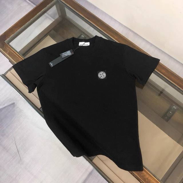 石头岛 Stone Island经典基础款胸前简约徽章刺绣Logo情侣款短袖T恤，绝佳夏季穿搭必备单品 经典百搭永不过时系列，男女同款 情侣可搭 采用260G纯