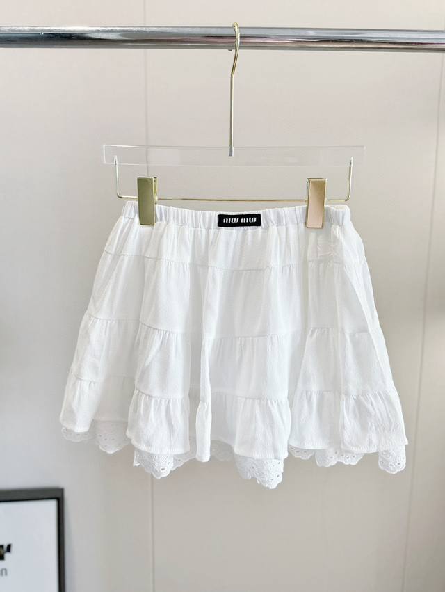 品名：Mium*U 徽标法式芭蕾风蕾丝拼接松紧腰蓬蓬短裙 尺码：S.M.L 颜色：白色 今年巨火的蛋糕小白裙，穿搭出现频率很高的单品，万能小裙子就是Yyds，搭