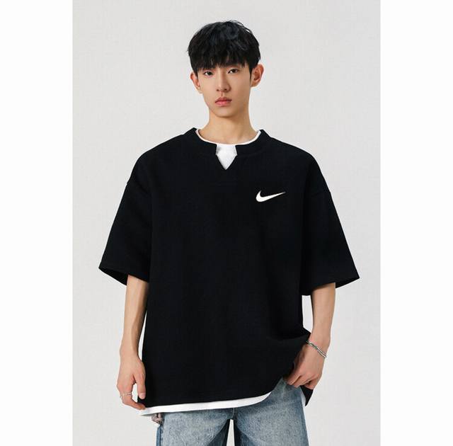nike 耐克海外限定假两件短袖T恤，男女同款，Ins小红书教你搭配上身，春秋新品首发，版型宽松，修饰脸型且舒适有型，近年来深受欢迎的风格，细节无敌，大方又随性