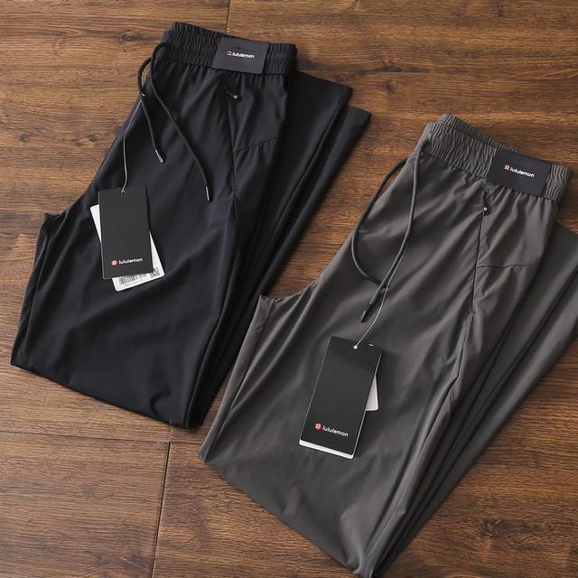 严选好货！Lululemon新款男士休闲运动长裤！经典时尚款，客供轻量化弹力梭织面料，爽滑细腻，舒适透气！立体裁剪版型，精美小标Logo烫印，腰部松紧抽绳，原版