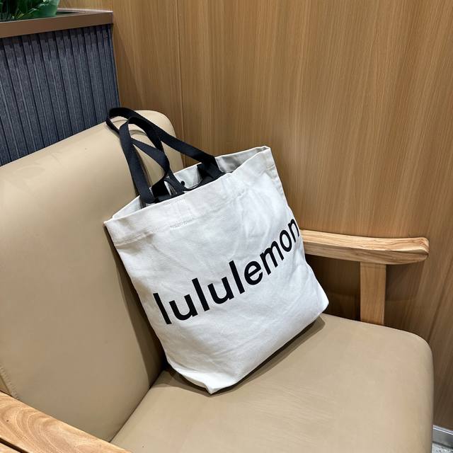 lululemon单肩包，好背爱背，久背不累,负重Ok不溜肩,容量大，旅游和日常，有它就够了，尺寸：长44宽14高38