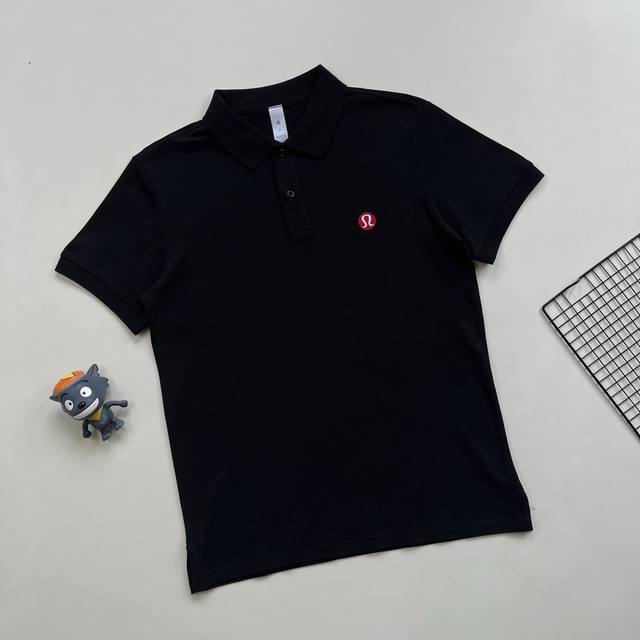 lululemon露露经典Logo刺绣Polo衫 采用高品质定制面料，柔软触感，轻盈柔韧，细腻亲肤。 冰丝体感，炎炎夏日拒绝闷热！ 同时具有吸湿速干功能性。不粘