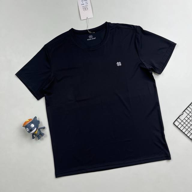 kolon Sport可隆速干弹力男士凉感防晒短袖！ 采用抑菌超细珠地速干冰丝弹力面料，手感凉爽，顺滑，细腻，弹性十足！ 不勾丝不起球！丝光处理，有天丝般的冰凉