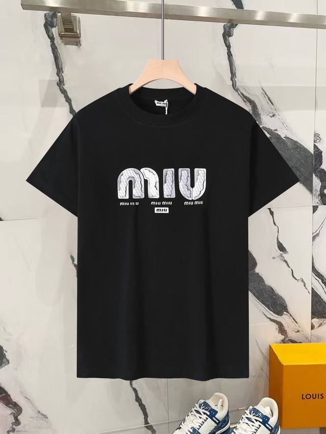 miu Miu 缪缪，2025 Ss春夏新款 厚板压胶+破裂海绵字母 圆领短袖T恤男女同款 纯棉洗水面料，柔软亲肤细腻。做工细致，厚度适中。男女同款，宽松版型，