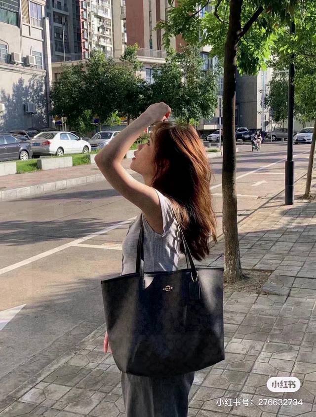coach蔻驰黑棕购物袋 蔻驰经典款购物袋，万年长青款，实用和美貌于一体，深受大众青睐。 皮料柔软细腻，版型很棒，适合逛街买东西。很百搭，随意大方。可单肩手提，