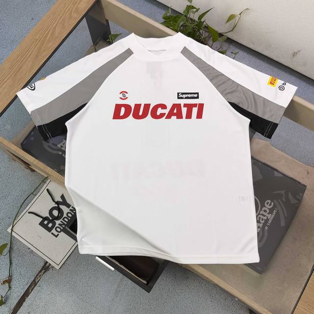 高版本 2025新款Supremeducati联名机车风Logo图案印花休闲情侣速干透气短袖T恤，经典永远不会过时、人手必备款，速干面料不起球不起毛，透气排湿，