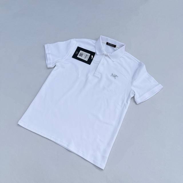 arcteryx始祖鸟刺绣新款Polo衫短袖 采用210克丝光珠地棉，定制同缸染面料手感非常舒服爽滑版型挺阔有型 一线品牌代工厂P出品进口百灵达刺绣机器刺绣饱满