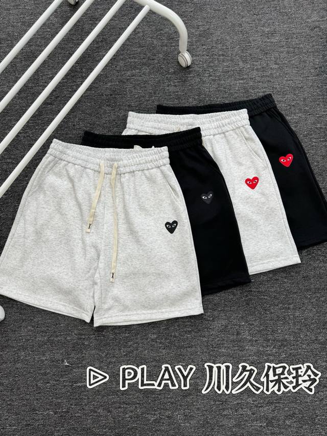 play 川久保玲 经典简约刺绣贴布小标男女情侣款短裤 高品质300克高克重华棉面料，亲肤透气不起球，刺绣Logo点缀，时尚又个性，超级洋气的一款，强烈推荐单品