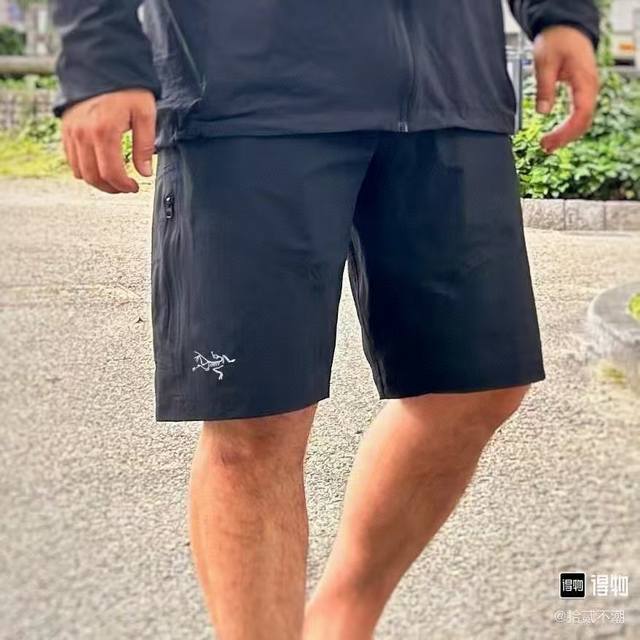 arc‘Teryx 始祖鸟 夏季新款轻量速干高端商务系列短裤！ 始祖鸟近两年来一直主打的高端系列，此系列秉承了专业性的设计理念，美观性和耐久性于一身，锦纶+氨纶