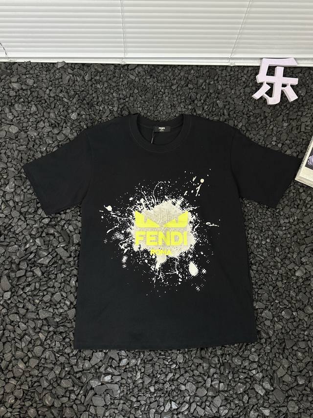 fendi芬迪男女同款户外运动吸汗透气宽松休闲纯色时尚百搭泼墨小恶魔眼睛印花图案纯棉套头圆领短袖T恤 衣柜里永远缺一件“万能T恤”？芬迪泼墨小恶魔眼睛印花款强势