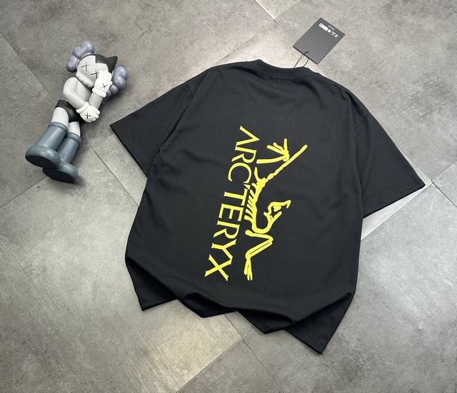 潮牌Arcteryx 始祖鸟两色夏季字母大Logo印花短袖！纯棉男女同款T恤上衣 前胸印花Logo字母，后幅印花始祖鸟Logo！胸前以及后背不开裂不脱胶！属于怎