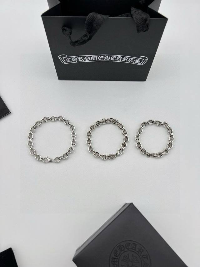 chrome Hearts克罗心 Ch十字架基础款手链 每个环上都有Ch的刻字+小十字架 远看是一条简简单单的手链，但是细节真的很有个性。叠戴更是无违和感 男女