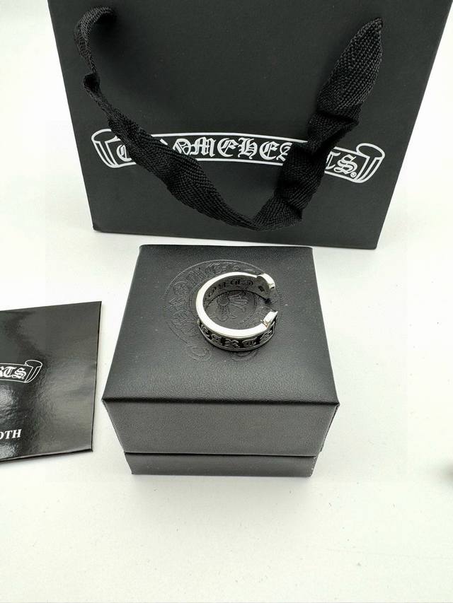 chrome Hearts克罗心梵文卷轴开口戒指 玩酷必备单品。无敌细节，看实拍！ 顶级泰银工艺！别具一格的质感和色泽，使首饰粗犷而古朴。经过特殊处理,可以保持