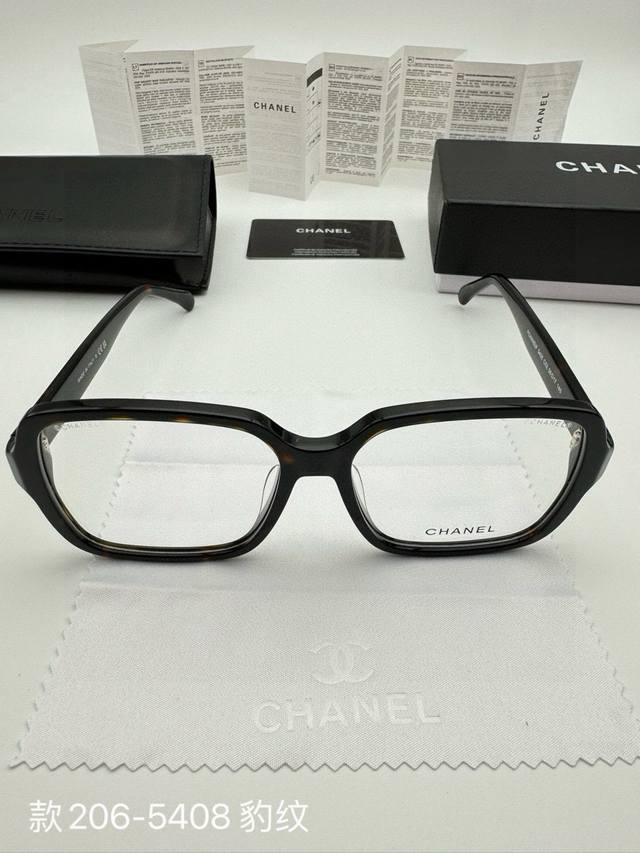 chanel 香奈儿眼镜框素颜框 配全套包装 货号：款206-5408 被权志龙带火的眼镜太适合素颜啦，实至名归断货王！今年这么流行必须安排上呀 可盐可甜温柔小