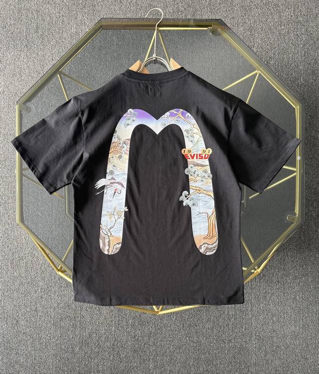 顶级版本Evisu 福神仙鹤大M印花T恤 25Ss夏季新品，进口机器印花，色彩鲜明，颜色正，不脱落，不开胶，采用环保颜料，无甲醛，无异味，领口订制织带包边包条，