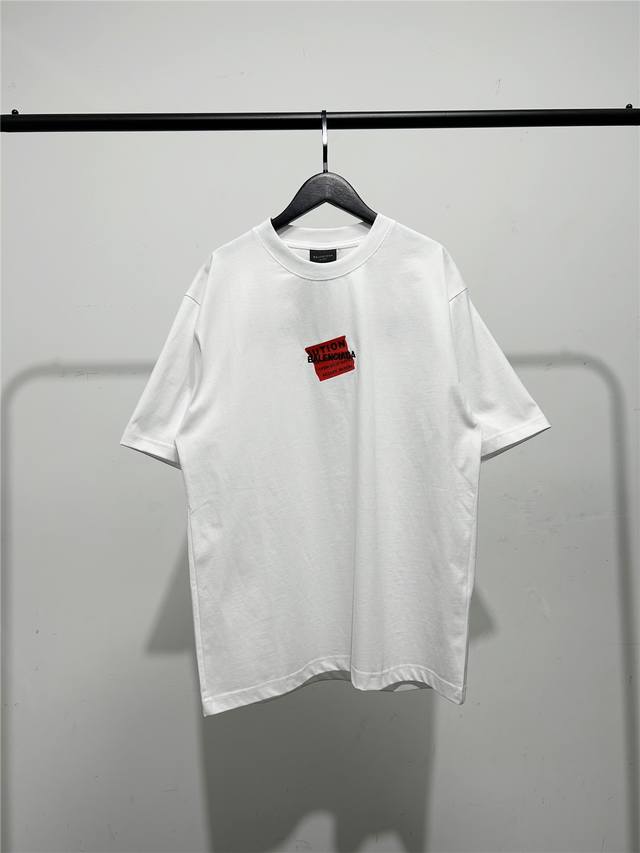 巴黎世家 Balenciaga男女同款胸前背后经典胶带刺绣短袖T恤！此款尺码偏大，最小Xs穿到 斤左右！最大穿到200多斤！巴黎胶条字母刺绣短袖！ 巴黎世家Ba