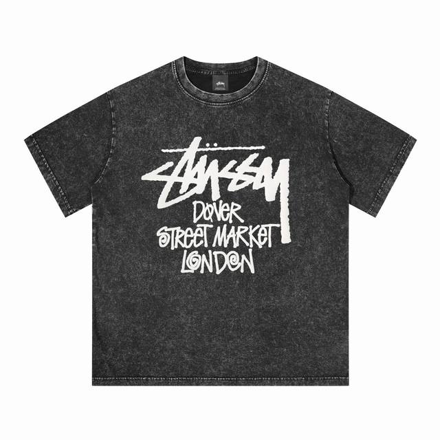 供 Stussy斯图西经典款印花棉质水洗短袖T恤 定制主标 辅料 水洗齐全 真皮级别品牌皮标 甄选250克32支紧密纺双纱纯棉面料 质感厚实但是透气性良好 整件