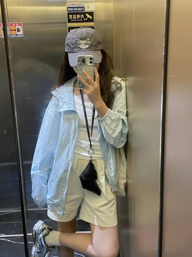 露露Lululemon 被追问！Lululemon 冰岛蓝防晒衣神了 骑行服3Dm反光为骑行提供安全保障 皮肤衣 宝子们，2025 夏天，Lululemon 冰