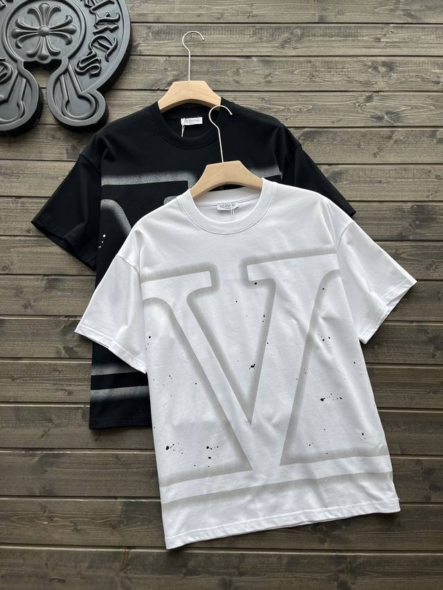 华伦天奴 Valention 2025新款 胸前点缀大Vlogo标识短袖T恤 高版本高品质原版面料 网红明星同款 定制32支双纱260克重棉 经典Logo标识印