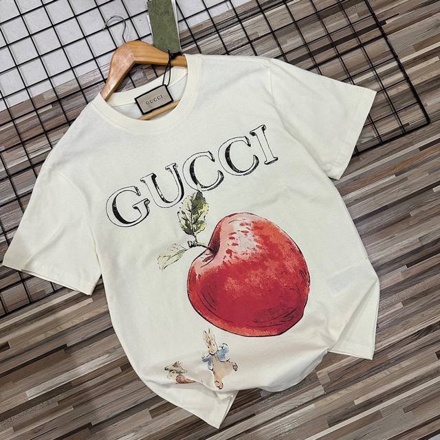 上新 情侣款短袖T恤 高版本Gucci 古驰夏季花苹果情侣款圆领短袖T恤，苹果彩色前福水印花。衣服印花怎么洗也不会掉落 双纱240G精梳棉面料，衣服都是采用双针